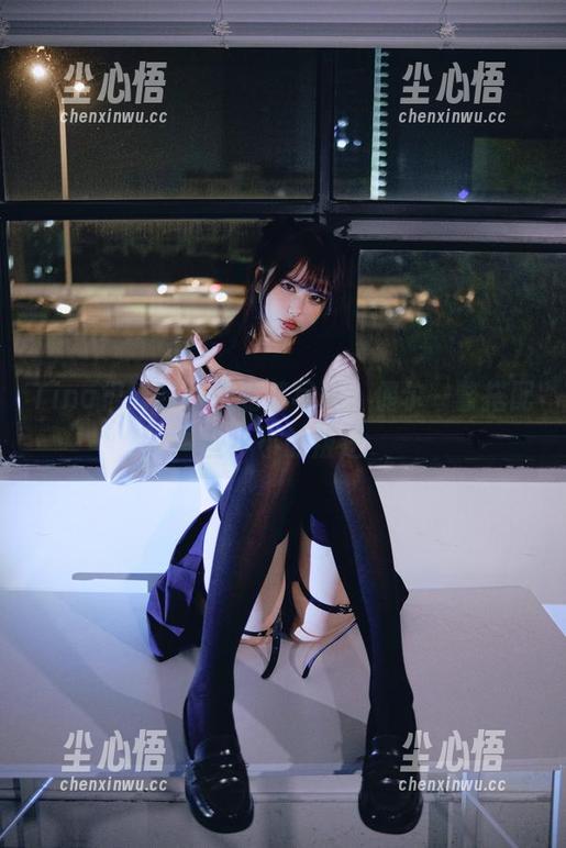 Tina很妖孽呀职业装写真，偶尔一瞥搭配些小小的叛逆