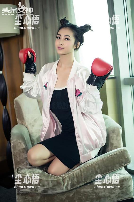 TouTiao头条女神 - 原图资源请查收，古丽苏·阿依木在泳池的每个角度都太绝了！
