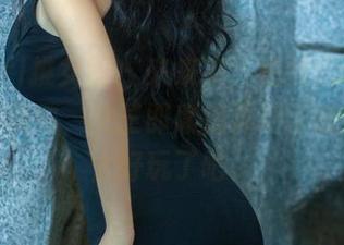 TuiGirl推女郎 – 来来来，免费约你看冯雨芝的美图，女王即席捉弄周围的蝴蝶，太好玩了吧。