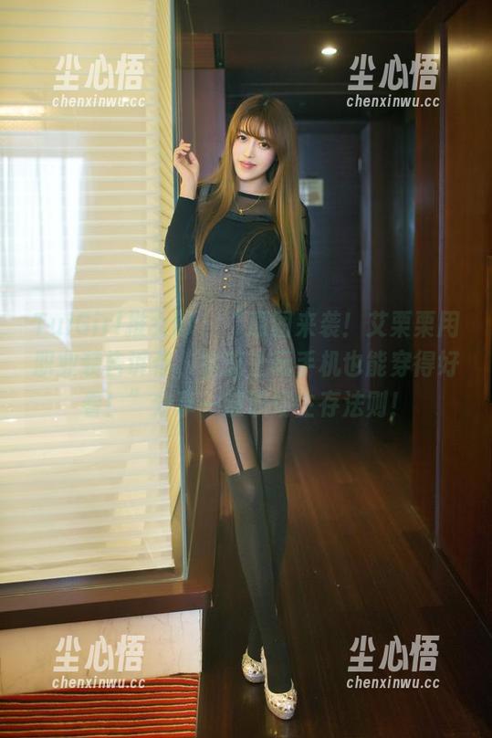TuiGirl推女郎 - “原图来袭！艾栗栗用职业装告诉你，会议上玩手机也能穿得好看！”分享一波职场生存法则！
