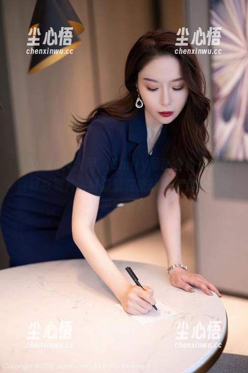 Xiuren秀人网 - Emily顾奈奈酱最新的白衬衫照片，好像就在挑战谁能穿得比她更好看？