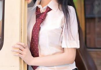 Xiuren秀人网 – 萝莉悠悠酱的私房短裙，恕我直言，这种气氛令人想喝杯咖啡再慢慢欣赏。