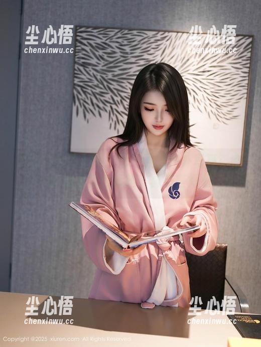 Xiuren秀人网 - 雪千寻的户外写真：在雪地上自由奔跑，真有些好看