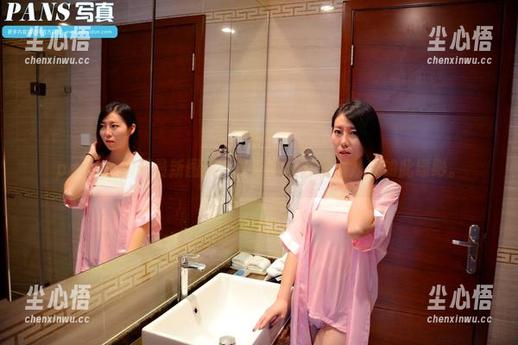 pans - 揭开最新图集，果汁的黑白旅程从未如此缥缈。