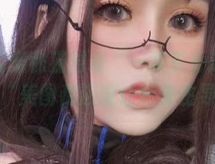 窗台上的宠物猫对着“一笑芳香沁”骗人说：“美图都应该让我来主导！”