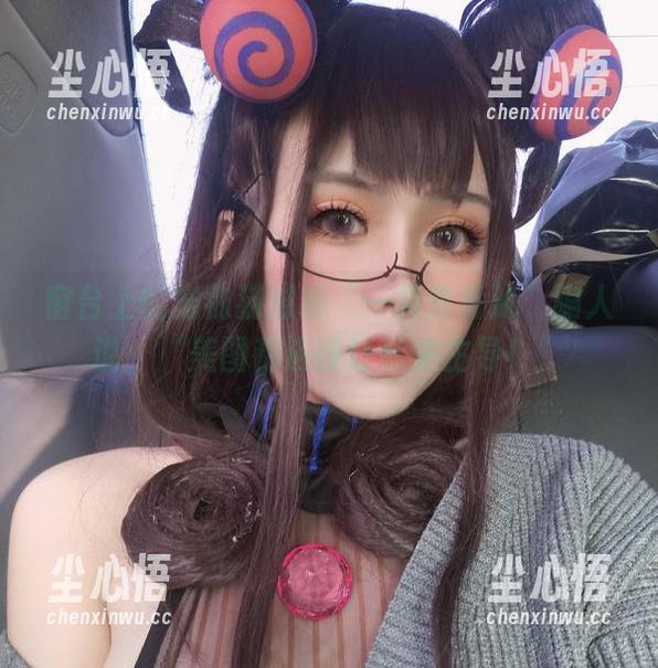 窗台上的宠物猫对着“一笑芳香沁”骗人说：“美图都应该让我来主导！”