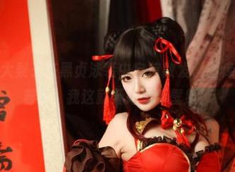 一米八的大梨子在黑贞泳装中自信散发，图库就好像咳着说：我这就开始更新壁纸！