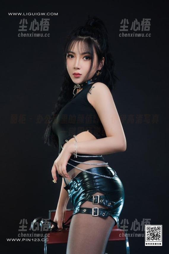 丽柜 - 办公室里的颜值tk：伊伊高清写真，一键职场逆袭！