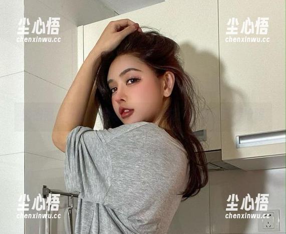 微密圈 - 于芷晴的写真福利时刻：金灿灿闪耀抢眼