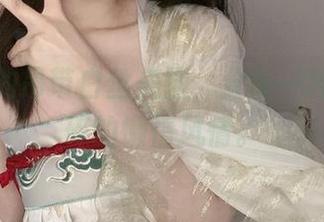 倦倦喵的吊带白丝美图，分享一种让人心碎的懒惰风情。
