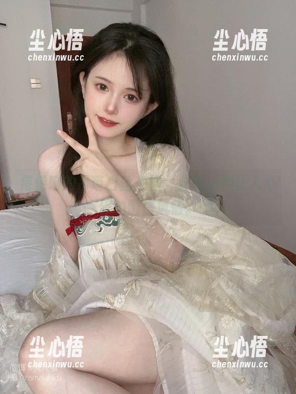 倦倦喵的吊带白丝美图，分享一种让人心碎的懒惰风情。
