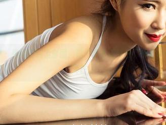 克拉女神 – 雅楠的温柔套图，做个梦也不算白，恍惚中好想喝下光芒。
