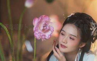 当兔子Zzz不吃胡萝卜，体操服少女却在图库里散发着动人气息。