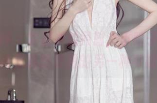 头条女神 – 拿起书的同时，小晴子带你走入教室私房美图的另一种可能。