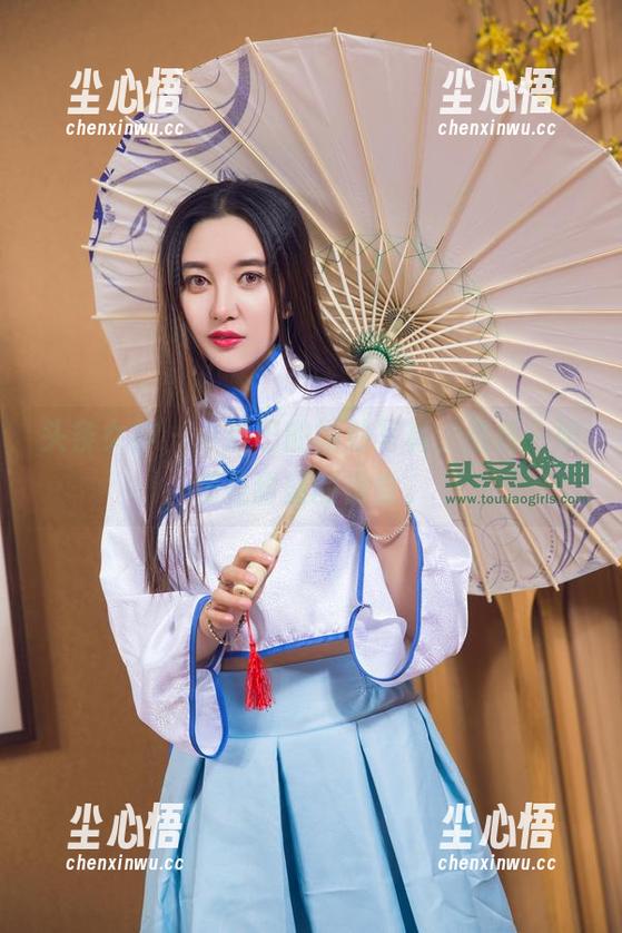头条女神-小热巴 头条女神 - 小热巴的婚纱写真,随便一眼都是甜蜜的错觉。