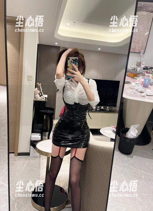 奔跑的晶骡儿 微密圈 - 奔跑的晶骡儿泳池写真集:最新篇章,水面映出了点点灵动,还有那份别样的期待。