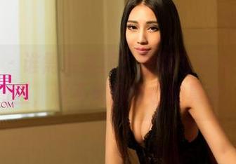 尤果网 – 谁需要美颜？张栩菲在校园的原图里，毫不掩饰自己的真实！
