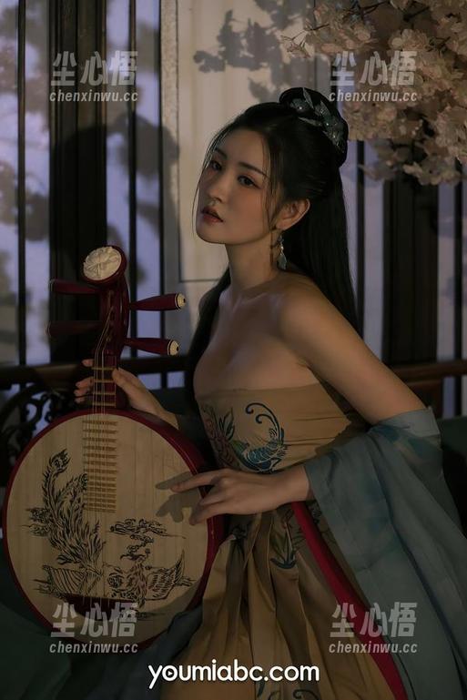 尤蜜荟 - 时光慢些，易阳旗袍私拍原图也许能让你暂停思绪，简单的优雅竟也能抓心