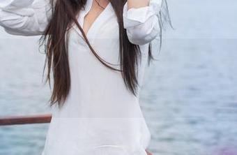 推女神 – 浴缸的光影，艾小青带来的高清壁纸不仅仅是水和泡沫。