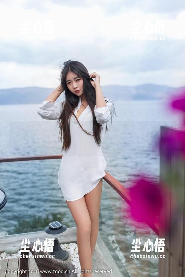 推女神 - 浴缸的光影，艾小青带来的高清壁纸不仅仅是水和泡沫。