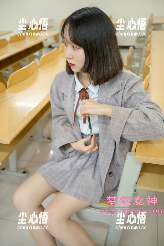梦丝女神 - 想免费观看小兔的黑丝白丝，来校园欣赏一下，真不错