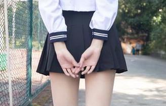 梦丝女神 – 灵唯冷冷的眼神，配上肉丝全套图包，果然冲击感满分！