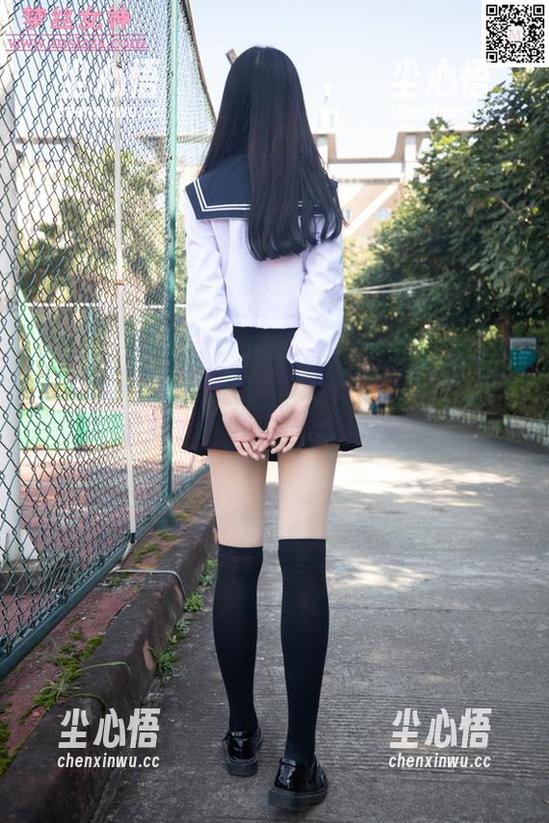梦丝女神 - 灵唯冷冷的眼神，配上肉丝全套图包，果然冲击感满分！