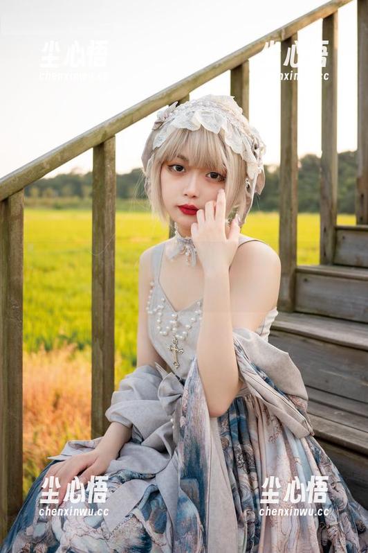你能想象这就是梨瑾瑾的室内吊带裙分享吗？哦，光影配合得真妙啊！