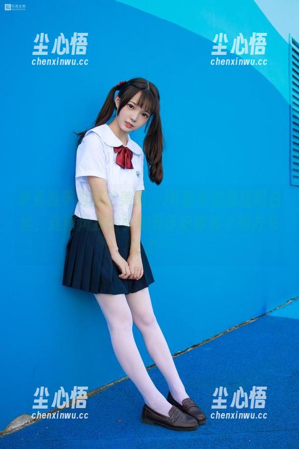 单看森萝财团这美图，JK粉色校服搭配白丝，这画风我弱弱地表示好像有个地方卡住了…