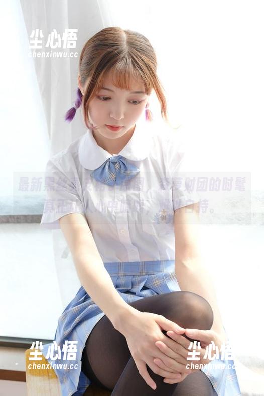 最新黑丝亮皮裙子原图，森萝财团的时髦真正让人心中暗叫，难以自持。
