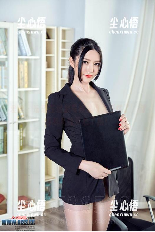 爱丝 - 瑶瑶在这组写真里可太任性了，御姐范儿伐开心了我！