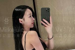 微密圈 – 网袜在“牛奶里的果汁”图集里肆意张扬，完全不怕妨碍公共道德的免费骚动。