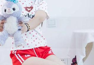 物恋传媒 – 一组原图！菜菜在红与黑的气氛中放飞自我