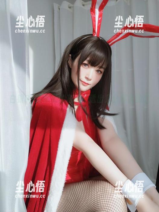 白银81写真里的灰丝，透出几分调皮的韵味
