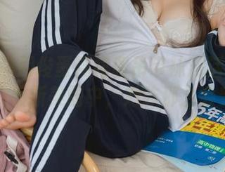神沢永莉用绫蛋糕裙和吊带袜激活了我的视线，最新美图中，她咋那么会穿呢？