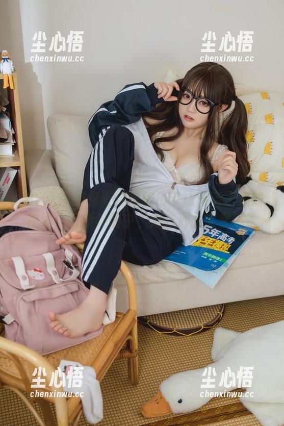 神沢永莉 神沢永莉用绫蛋糕裙和吊带袜激活了我的视线,最新美图中,她咋那么会穿呢?