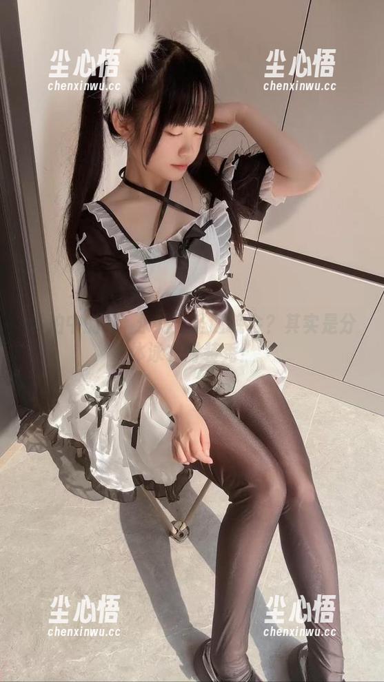 神沢永莉 私拍中的神沢永莉:圣诞晚会?其实是分体泳衣时装秀!