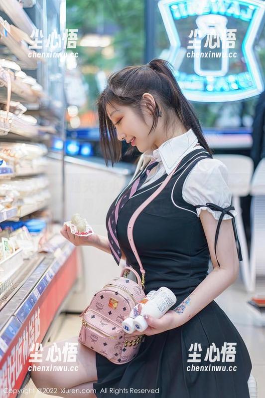 秀人网 - 迷失在小肉肉咪的制服与写真之间，发现新天地？