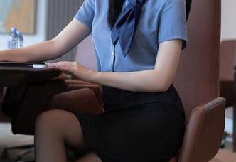 秀人网 – 分享时间，蓝夏Akasha的图集又来了，怎么又是白衬衫黑丝袜啊？