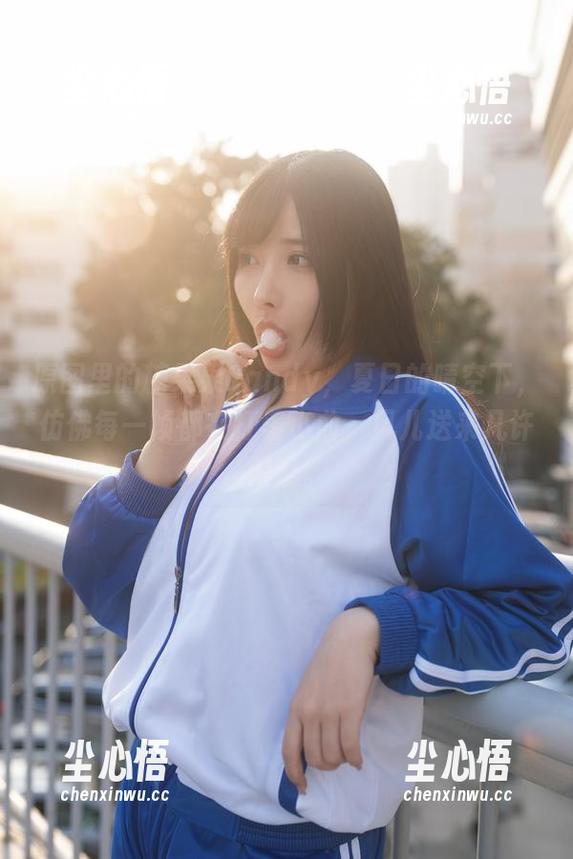 原图里的糖果果Candy，夏日的晴空下，仿佛每一帧都在打着小曲，风儿送来几许浪漫。