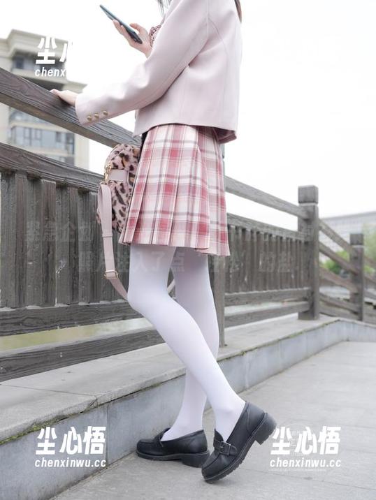 紧急企划 - 翻开图册，林书辞的白衬衫给照片注入了点‘轻松’的盐.