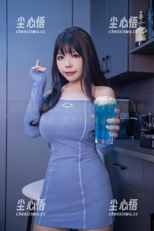 自闭颜球球 原图绿草地上的自闭颜球球,更新后的校园单品,居然有这种搭配?