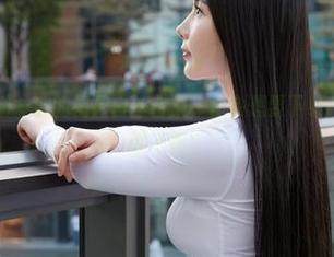 蜜桃社 – 刚刚一波的初月白丝合集，你会想要下载吗？说实话，谁不想！