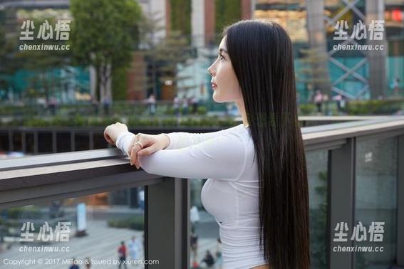 蜜桃社 - 刚刚一波的初月白丝合集，你会想要下载吗？说实话，谁不想！
