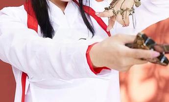 蜜桃社 – 黑色调的豆瓣酱写真集：下载后能否说追随她的步伐？