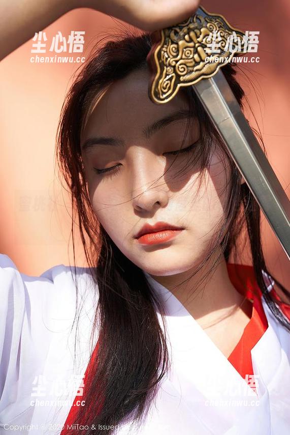 蜜桃社 - 铃木的纯白：网盘里的白色迷雾，你敢下载吗？