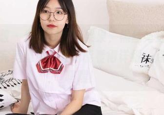 袜啵啵 – 现在在线！果果，黑丝与透明脚尖的完美邂逅，高清能看得详细一点吗？嘿嘿！