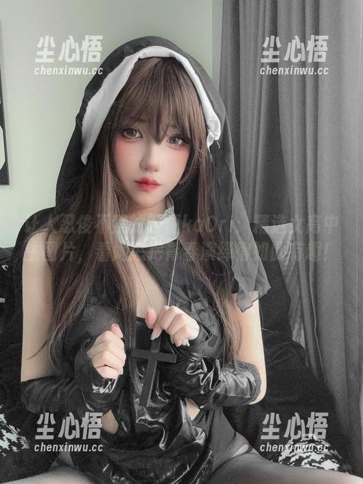 让人忍俊不禁的阿薰kaOri：精选女高中生图片，看她怎把青春演绎得如此有趣！