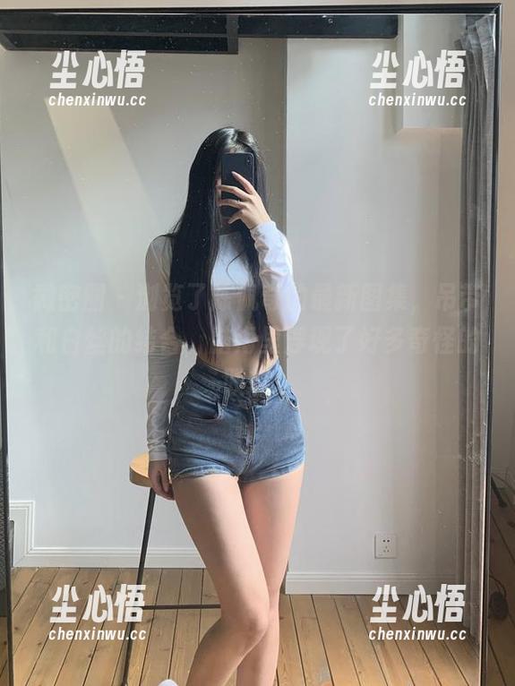 微密圈 - 浏览了陈佩奇的最新图集，吊带和白丝的结合，脑海里浮现了好多奇怪的联想。