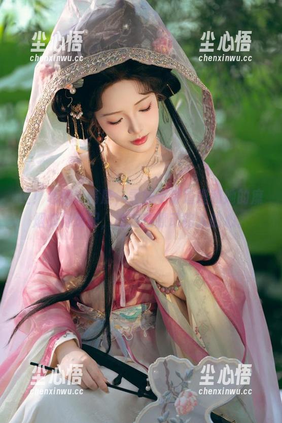 哇！私拍新高度，雯妹不讲道理和她的糜烟旗袍绝配，肯定在撩动路人的心。